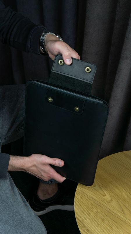 Шкіряний чохол для ноутбука 13"-14" чорний вінтажний на кнопках вертикальний