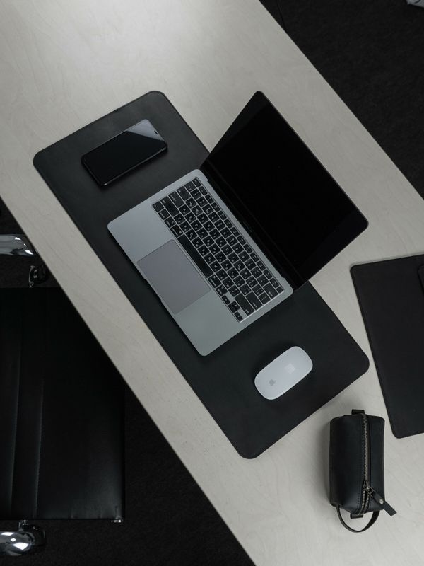 Шкіряний килим на стіл під ноутбук чорний