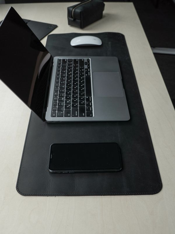 Шкіряний килим на стіл під ноутбук чорний